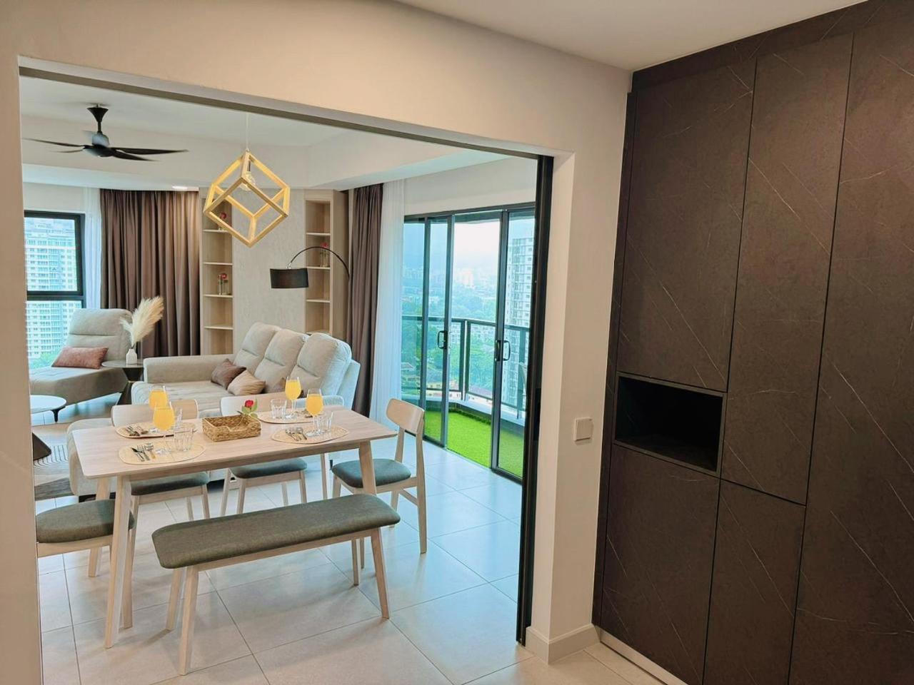The Atrium At Jalan Ampang By Okbnb - Luxury 3 Bedroom Family With Balcony, 3 Mins To Klcc *
